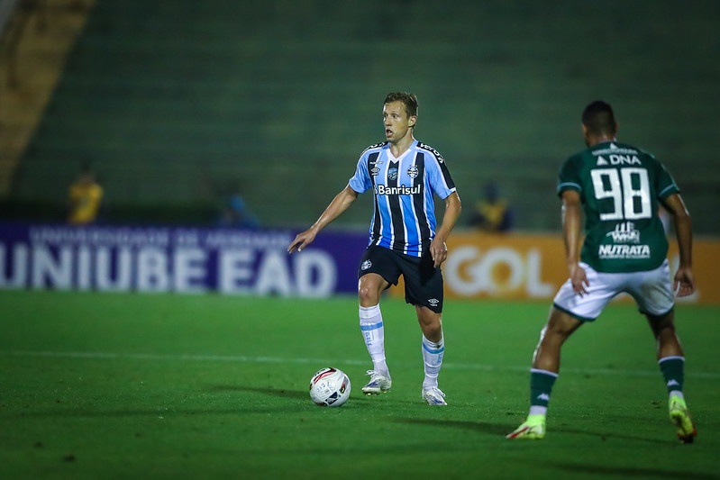 Lucas Leiva de zagueiro? Mesmo após saída de Rodrigues, Roger diz não estar preocupado com carência na defesa Lucas Leiva