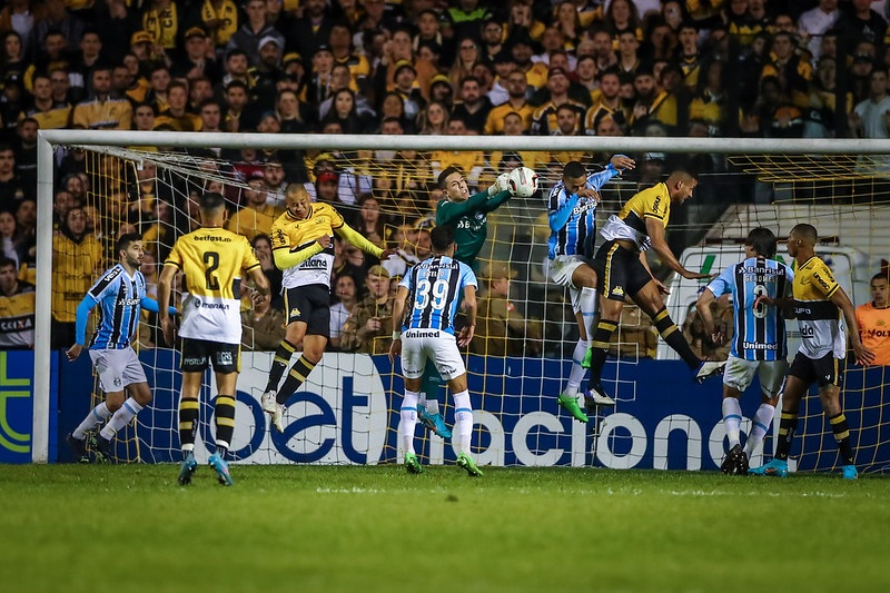 Com direito a "olé" da torcida, técnico do Criciúma ressalta superioridade em cima do Grêmio: "Finalizamos 16 vezes e eles duas" Grêmio