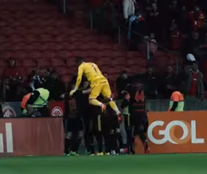 Daniel atravessa o campo para comemorar gol de Edenilson e compartilha vídeo nas redes sociais: "Irmão" DANIEL