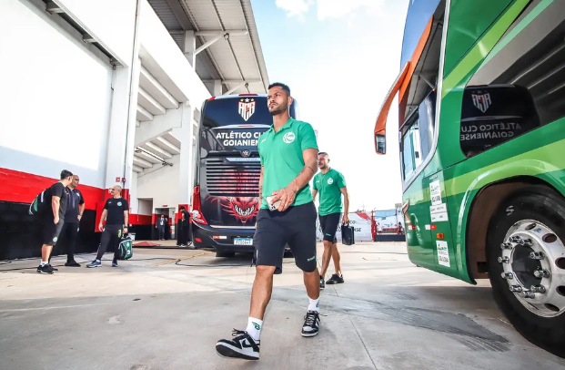 O volante criado na base do Inter que tenta evitar o rebaixamento com o Juventude: "Para muita gente já caímos" Elton