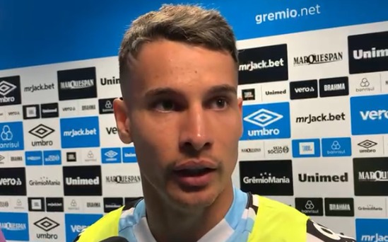 Brenno explicando gol sofrido e desabafo de Ferreira: o que disseram os jogadores do Grêmio após o empate Ferreira Grêmio