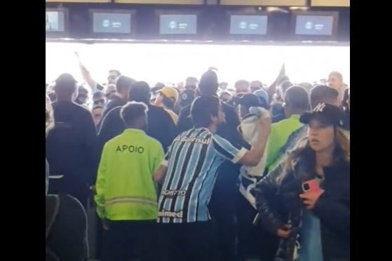 Vídeos mostram dificuldades de torcedores para entrar na Arena e ações de policiais no interior do estádio Grêmio Arena