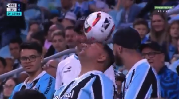 Torcedor do Grêmio faz graça com a bola na arquibancada da Arena e chama a atenção de narrador; assista Grêmio