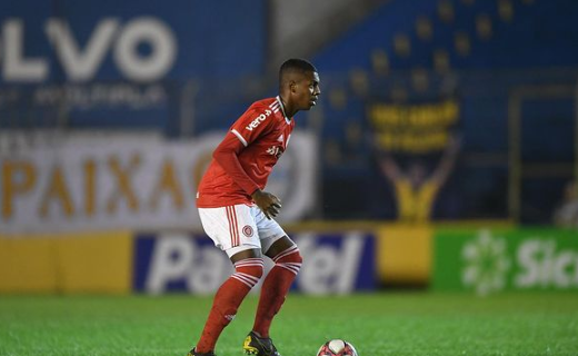 Sem espaço no elenco principal, jovem zagueiro escreve despedida ao Inter: "Cheguei todo perdido, mas cheio de sonhos" João Félix