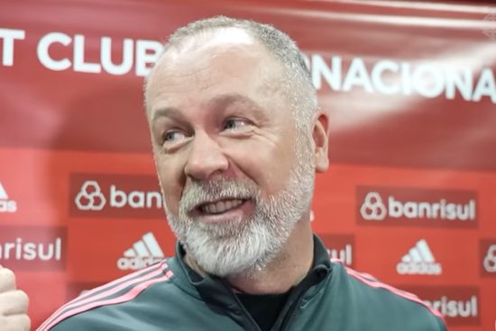 Mano responde se chegou a hora de Pedro Henrique ser titular e brinca com repórter: "Tu já foi meu zagueiro" Mano Menezes
