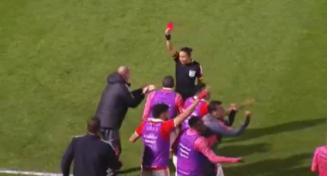 "Conseguiu, ô p...": Mano manda quarto árbitro "longe" e é expulso logo no primeiro tempo de Avaí x Inter Mano