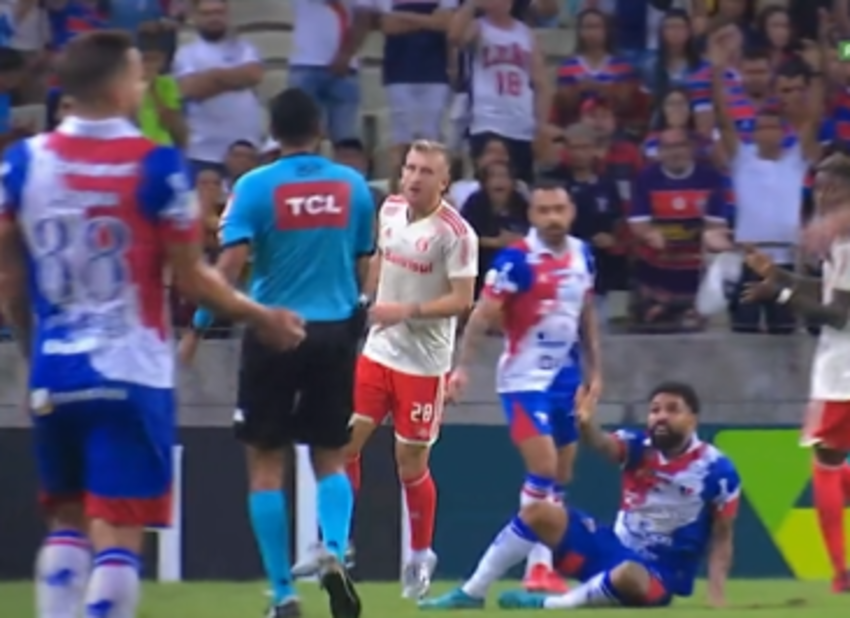 Árbitro justifica série de cartões amarelos ao Inter e explica vermelho direto para Romarinho: "Me senti ofendido" Romarinho
