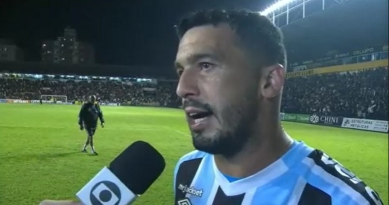De volta ao time titular, Edilson fala sobre possíveis mudanças no Grêmio e se diz "triste" por nova derrota Edilson