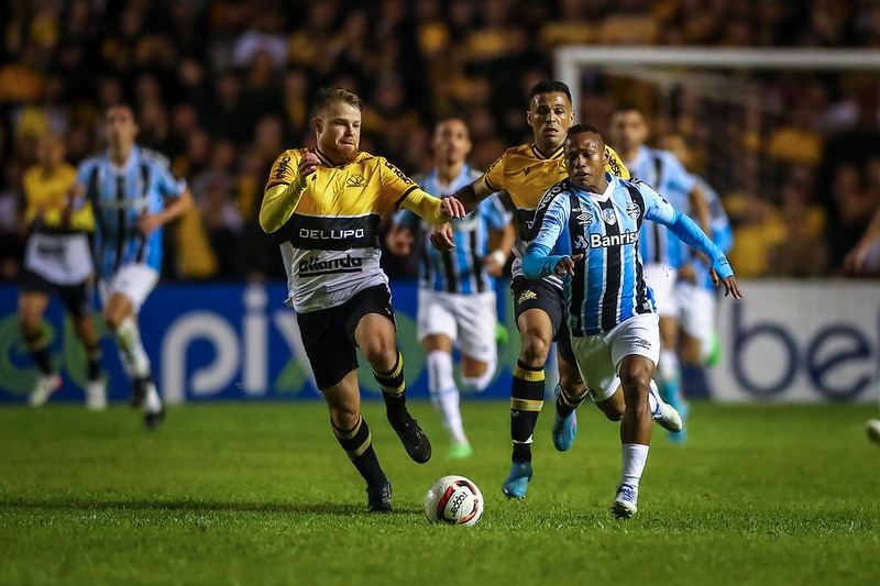 Relato do ambiente de vestiário após derrota para o Criciúma indica abalo emocional do elenco do Grêmio Grêmio