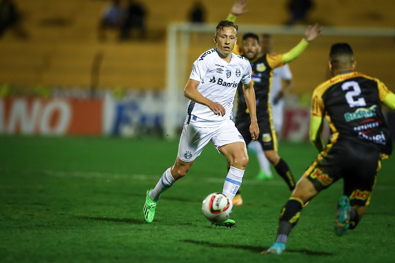 Lucas Leiva vira alvo das críticas da imprensa após nova derrota do Grêmio: "Desligado e se arrastando em campo" Lucas Leiva