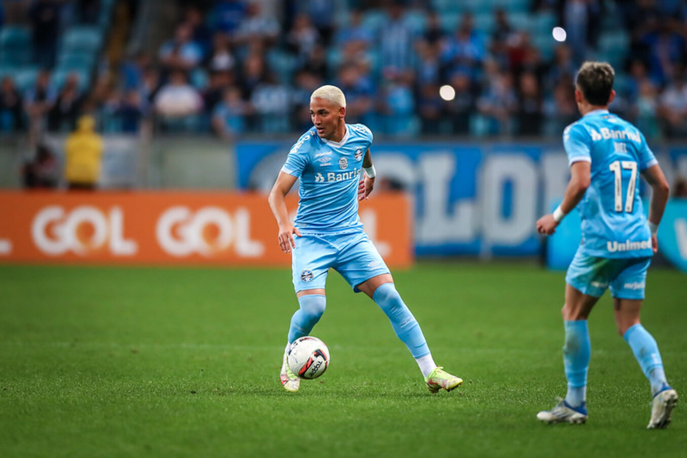 Com recados de Douglas Costa e Ferreira, Jhonata Robert se emociona ao repercutir retorno ao Grêmio: "Luta, choro e superação" Jhonata Robert - Grêmio