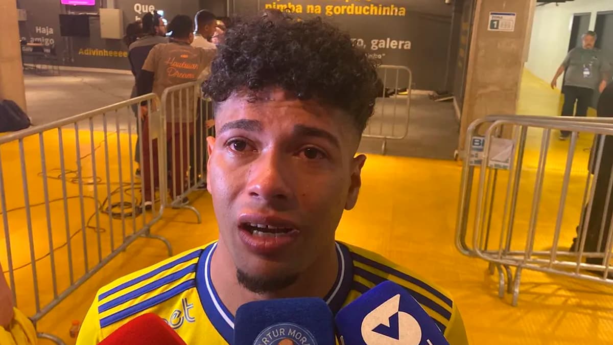 Volante do Cruzeiro celebra proximidade do acesso e chora ao lembrar do período no Grêmio: "Fui escanteado lá" Cruzeiro