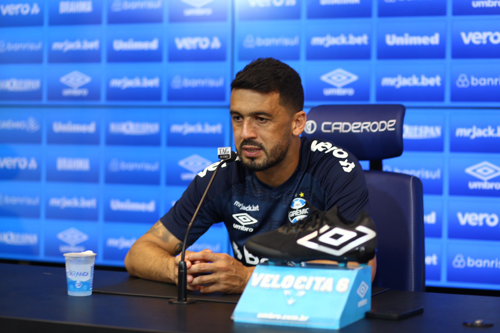 Edilson admite ter cometido erro sobre a parte física e não crava que será titular com Renato: "Seria desrespeito" Grêmio