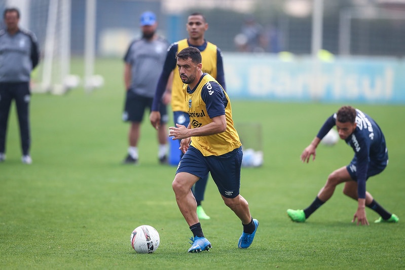 Aniversário de Renato Portaluppi: Edilson brinca em coletiva e quer dar presente para o chefe no domingo Edilson - Grêmio - Renato Portaluppi