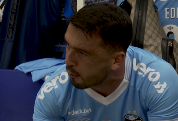 Edilson mexe com os colegas do Grêmio em discurso antes de vitória: "Melhores momentos da minha vida foram aqui" Edilson
