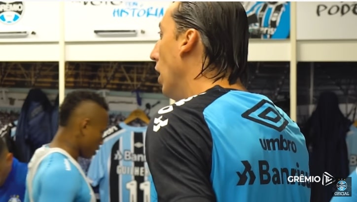 Geromel e Diego Souza discursam antes de vitória na Arena; zagueiro pede para colegas valorizarem a camisa Geromel