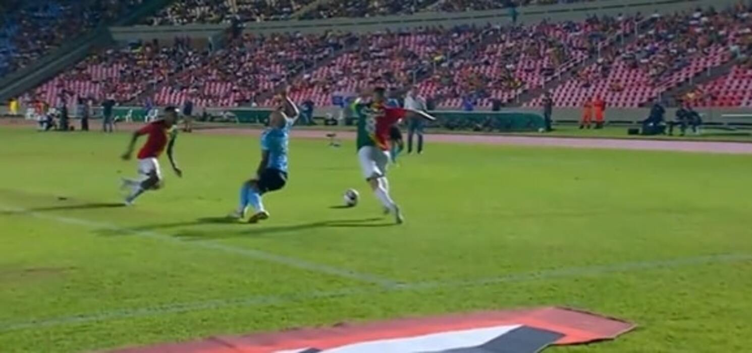 Jhonata Robert volta a sentir lesão no joelho, chora no gramado e gera preocupação no Grêmio; veja o lance Jhonata Robert