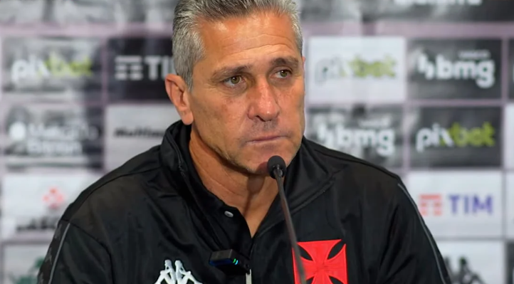 Sem querer, Jorginho "contribui" para gol de Thaciano e diz ter se impressionado com outro jogador do Grêmio Jorginho