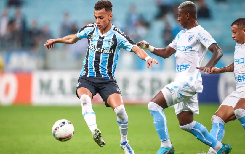 Sonhando com acesso, Londrina desiste de alterar palco do jogo contra o Grêmio; Bolzan reclama de atuação do time Londrina