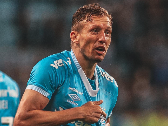 Na web, Lucas Leiva fala da nova camisa do Grêmio e cita "paciência" da torcida com o seu futebol Lucas Leiva