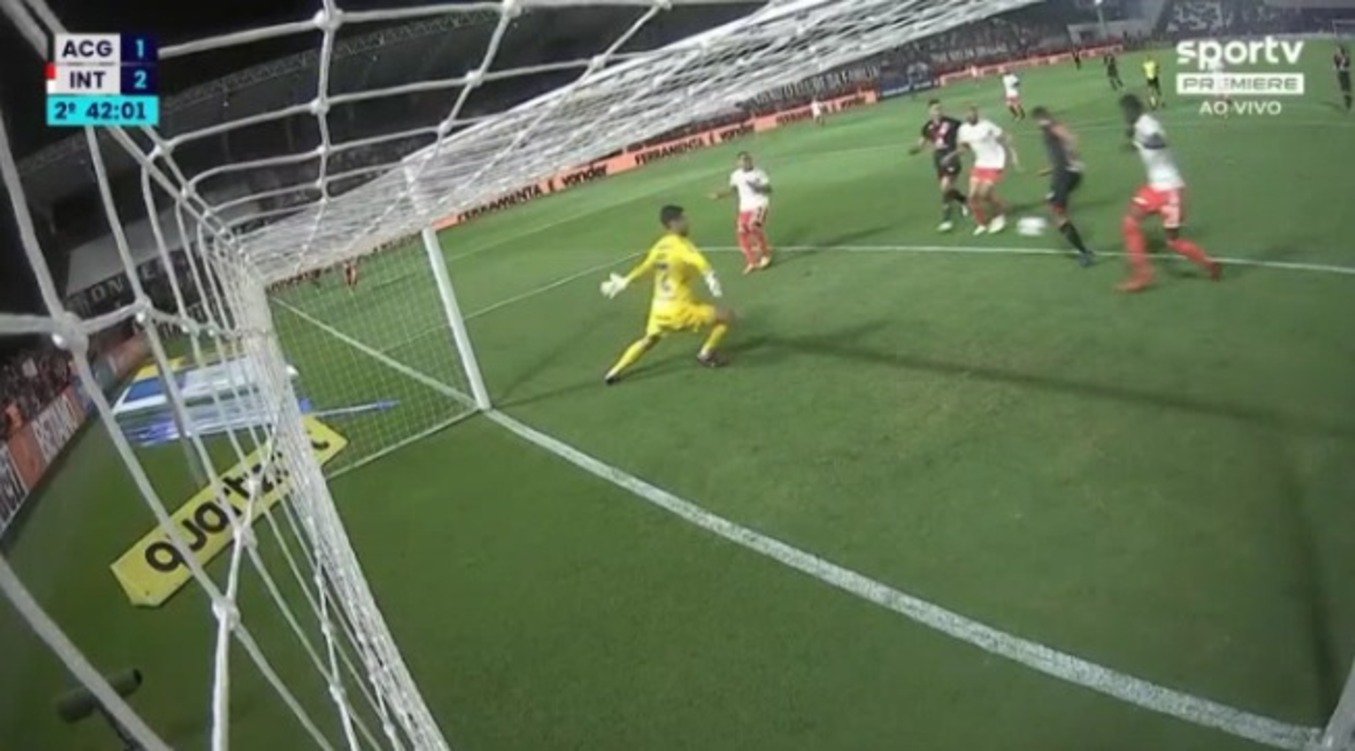 Gol perdido por Ricardinho contra o Inter em derrota do Atlético-GO repercute entre gremistas: "Igual aqui" Ricardinho - Grêmio