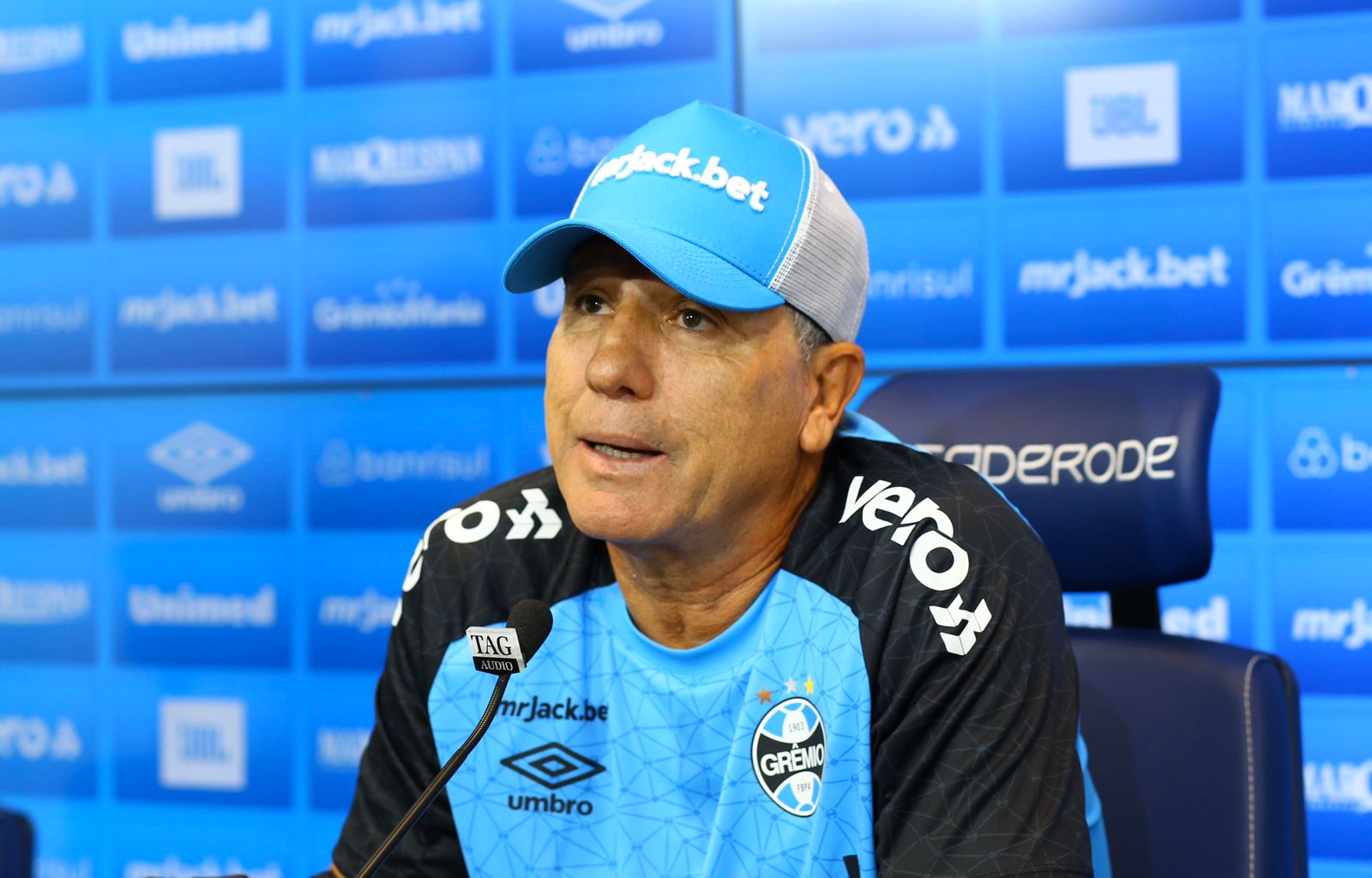 Renato explica ida do Grêmio ao Rio de Janeiro e não descarta Léo Gomes como titular: "Vi o sofrimento" Renato - Grêmio