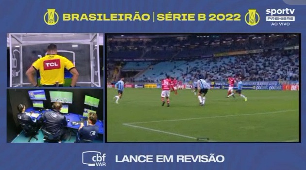 Áudio divulgado pela CBF mostra que VAR indicou pênalti para o Vila Nova contra o Grêmio: "Toca o pé do jogador" Grêmio