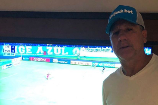 De folga no Rio de Janeiro, Renato Portaluppi publica foto acompanhando partida importante da Série B Renato Portaluppi