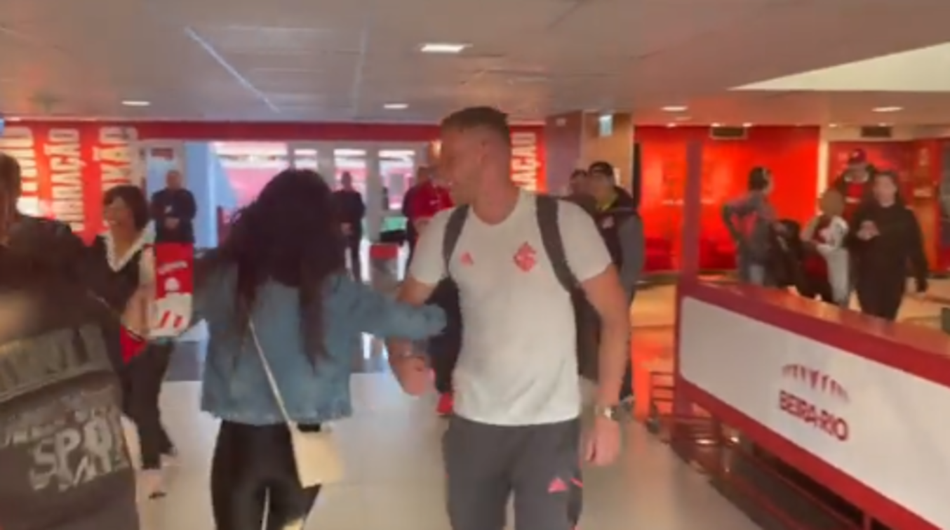 Tem estilo? Alemão dança com bandinha após vitória do Inter no Beira-Rio e abre sorriso; assista Alemão Inter