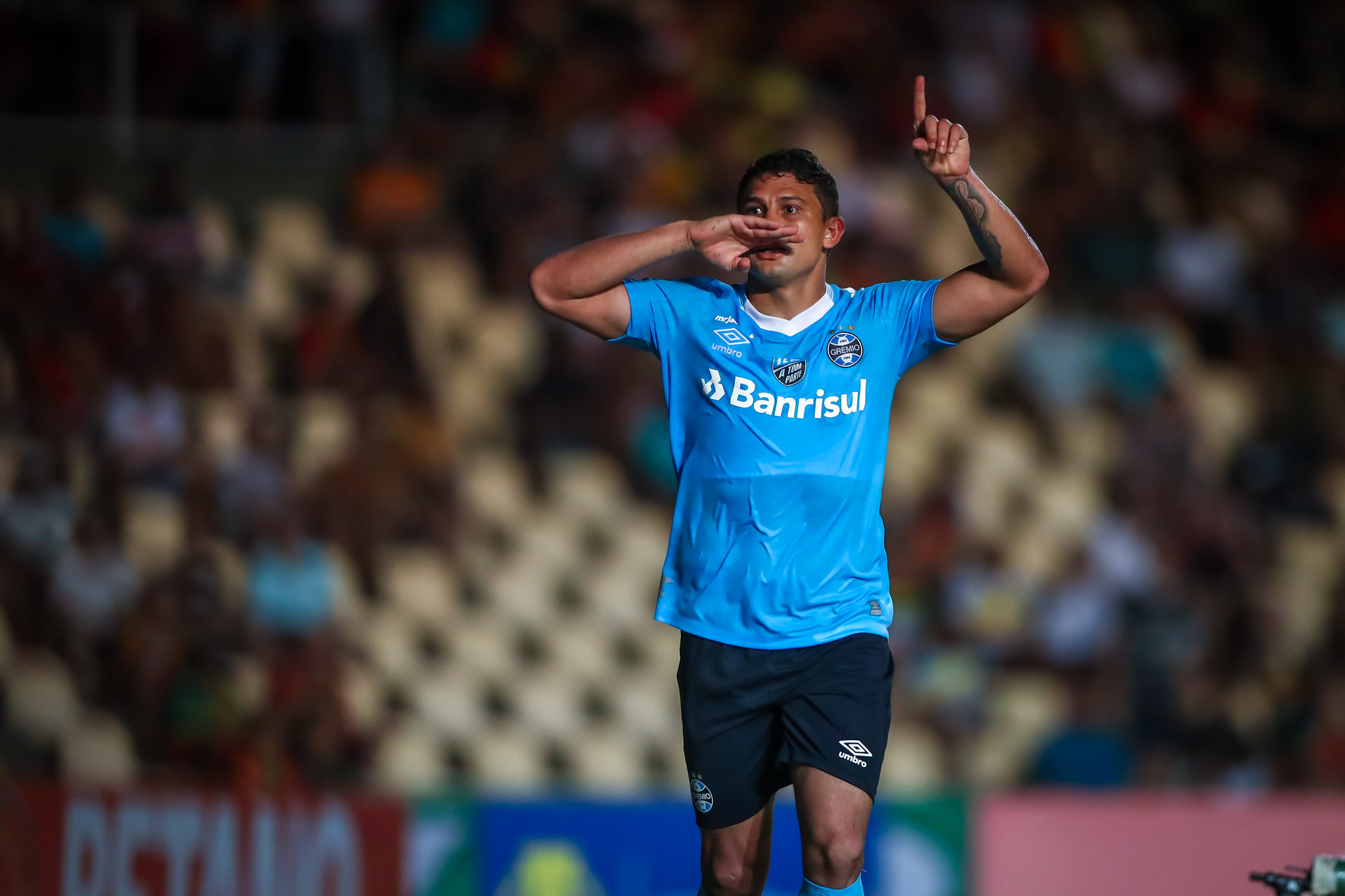 Elkeson se antecipa à nova direção do Grêmio e já publica despedida ao clube na web: "Serei mais um torcedor" Elkeson - Grêmio