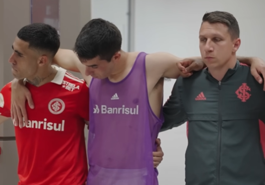 Mano reúne grupo do Inter no vestiário após vitória e manda recado para Gabriel: "Nós vamos fazer por ti" Gabriel Inter Mano