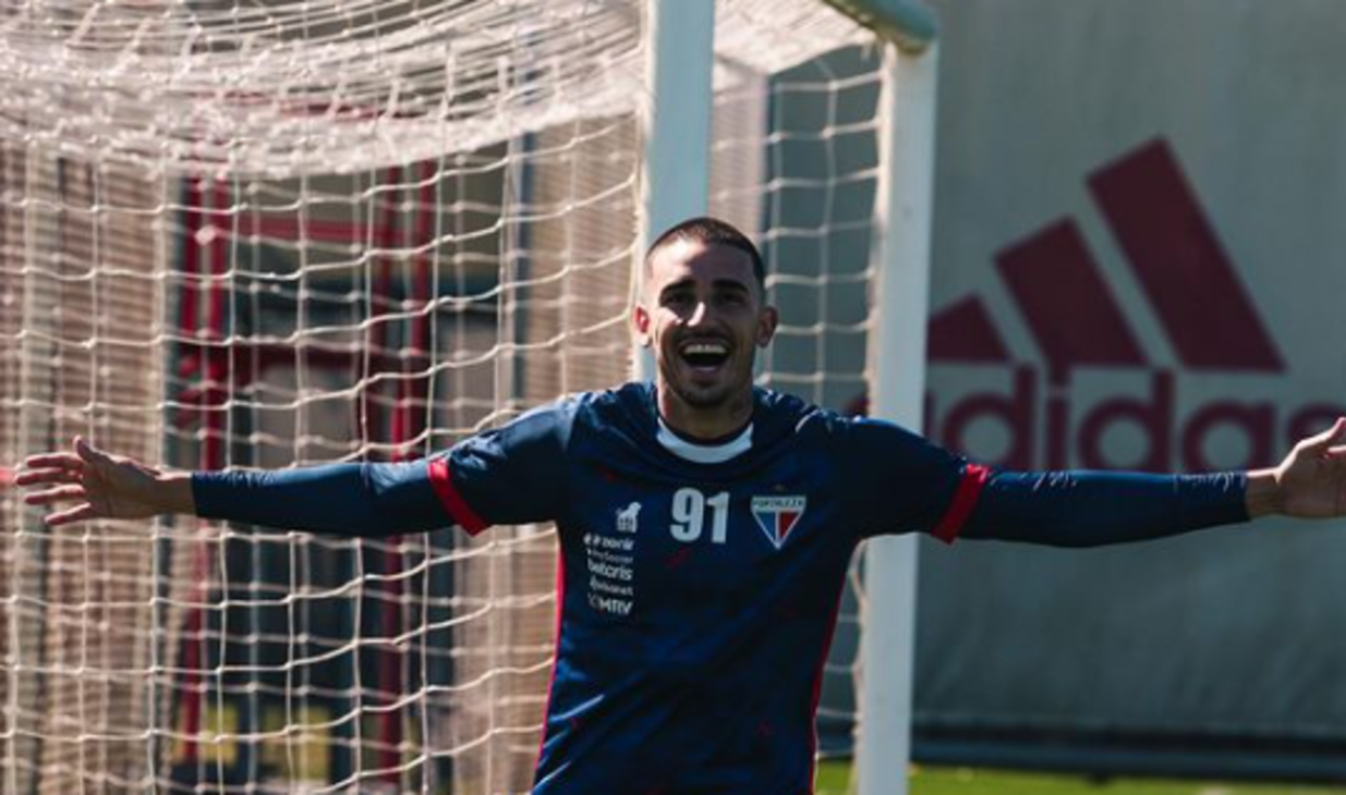 Galhardo marca mais dois gols, conduz recuperação do Fortaleza e faz comparação com ex-técnico do Inter Galhardo