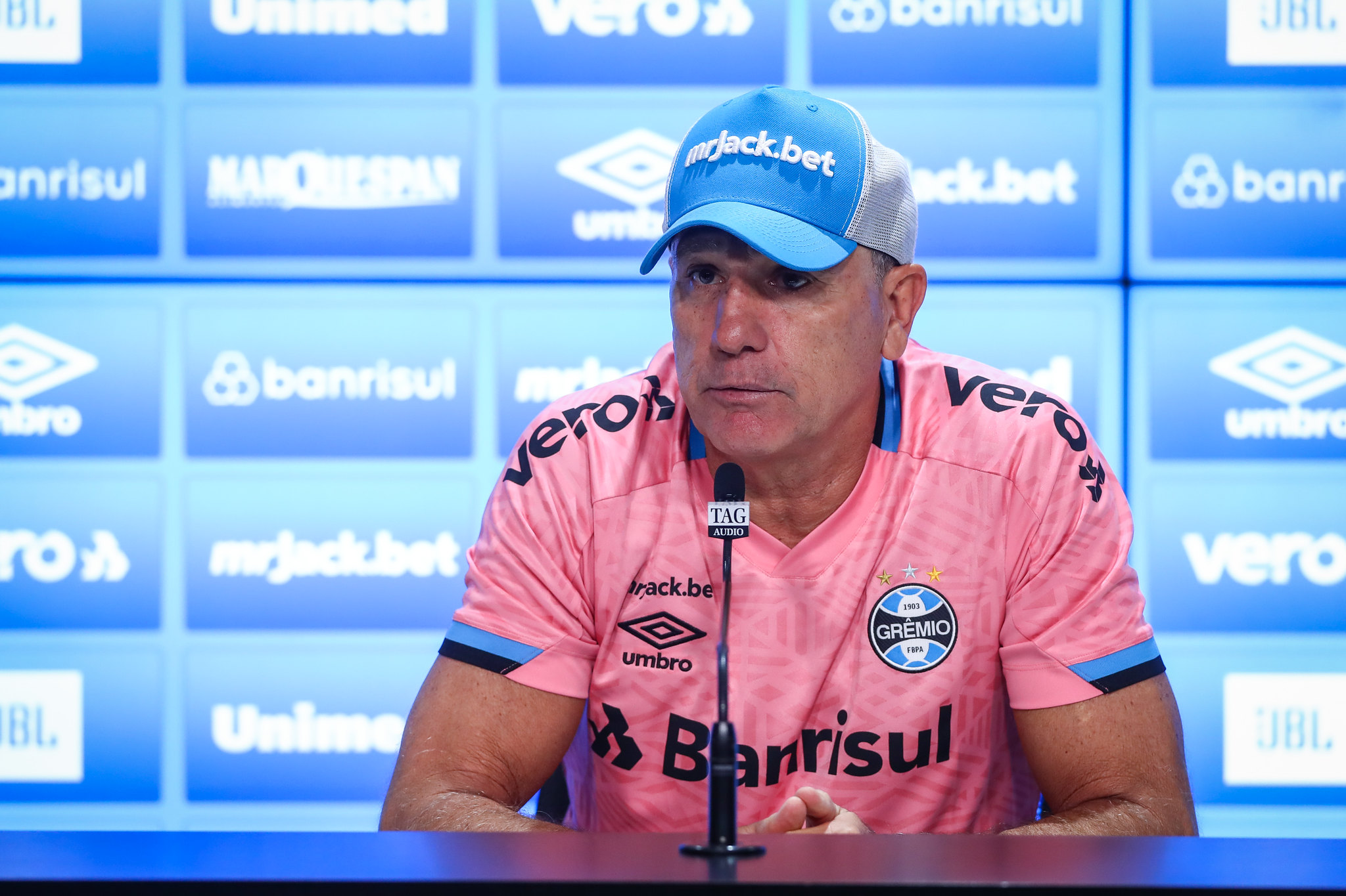 Direção do Grêmio não descarta utilização em jogo, mas impõe condição para uniforme rosa estar em partida oficial Grêmio camisa rosa