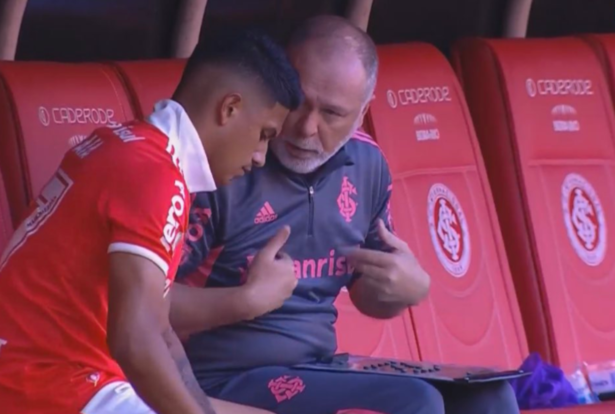 Gustavo Maia faz a primeira partida no Brasileirão, ganha "explicação" de Mano e se manifesta na web Gustavo Maia