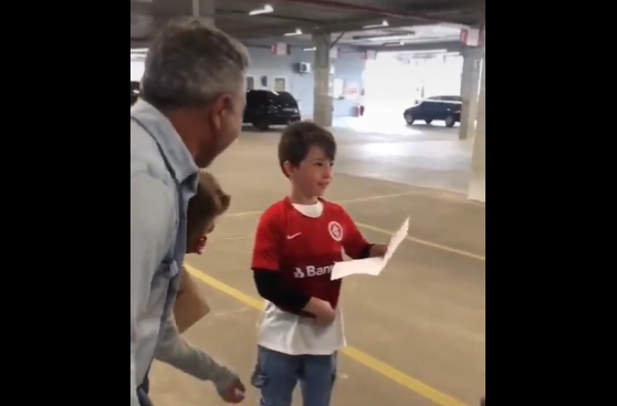 Perfil do Inter compartilha vídeo de jovem colorado que se emocionou ao ir pela primeira vez no Beira-Rio Inter