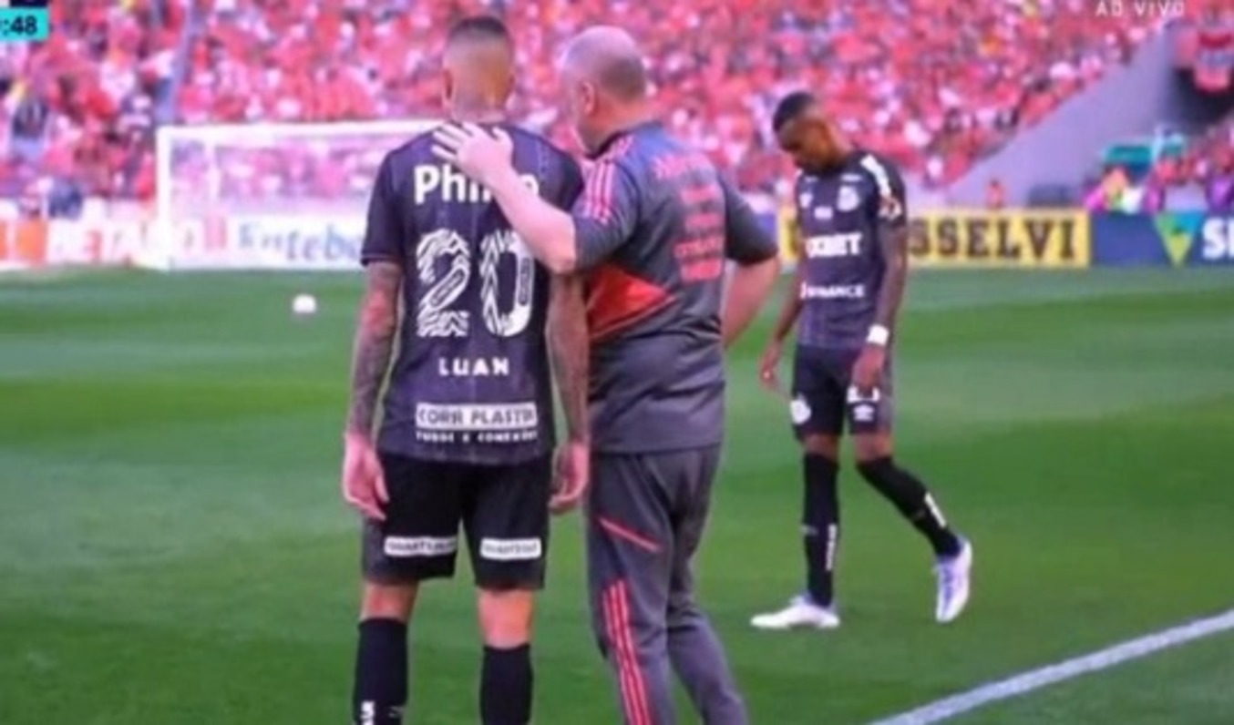 Inter x Santos: Mano tem conversa ao pé do ouvido com Luan e orienta Bustos após incrível gol perdido Mano Luan Inter x Santos