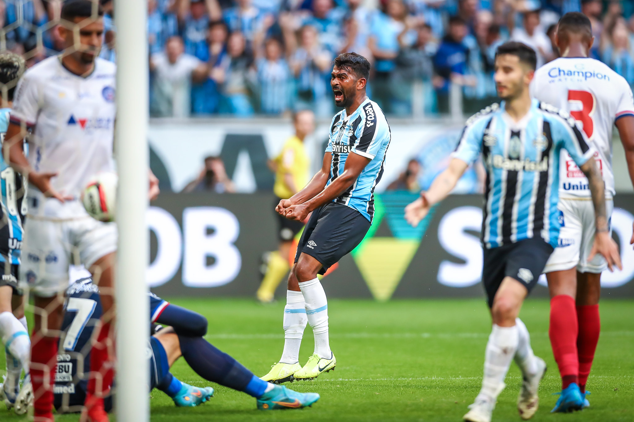 Thiago Santos quase vira a partida para o Grêmio e pede maior valorização: "Todos sabem do meu comprometimento" Thiago Santos - Grêmio