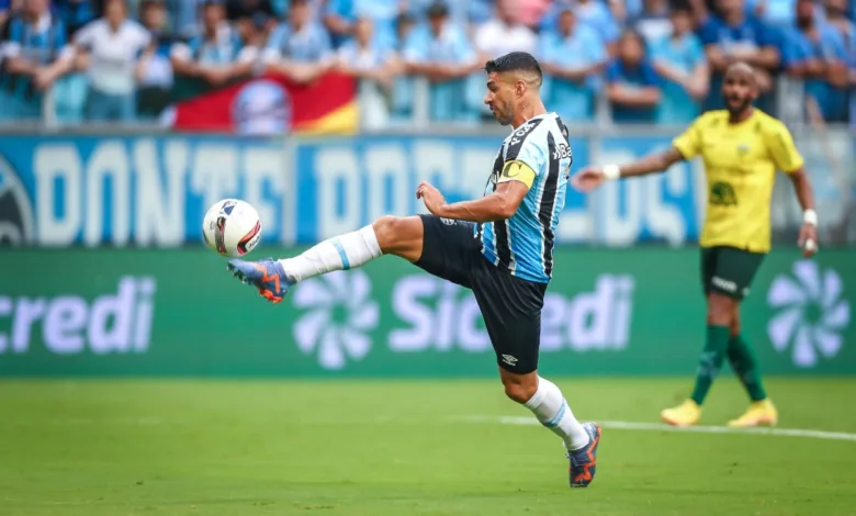Volante da base do Grêmio ganha carona de Suárez após o treino e registra o vídeo na web; assista Suárez pelo Grêmio