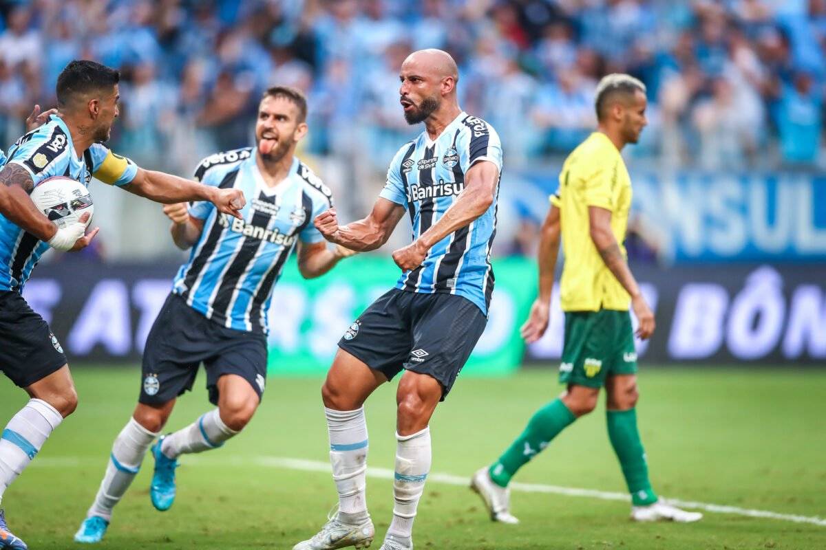 Vídeo - jogador do Grêmio atravessa o campo de joelhos após classificação sobre o Ypiranga