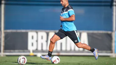 Ex-jogador do Grêmio leva o filho para conhecer Suárez no CT do clube: "Alegria e amor pelo tricolor" Suárez é Grêmio