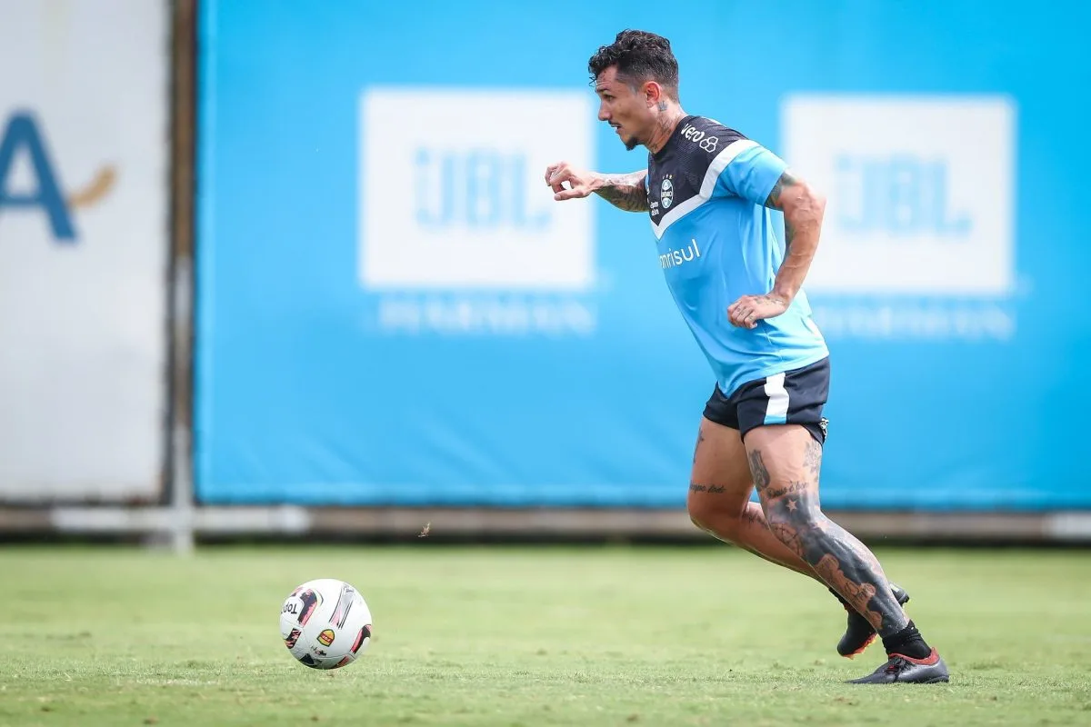 Grêmio deu sinal positivo para a transferência de Vina e receberá valor superior a R$ 1 milhão Vina pelo Grêmio