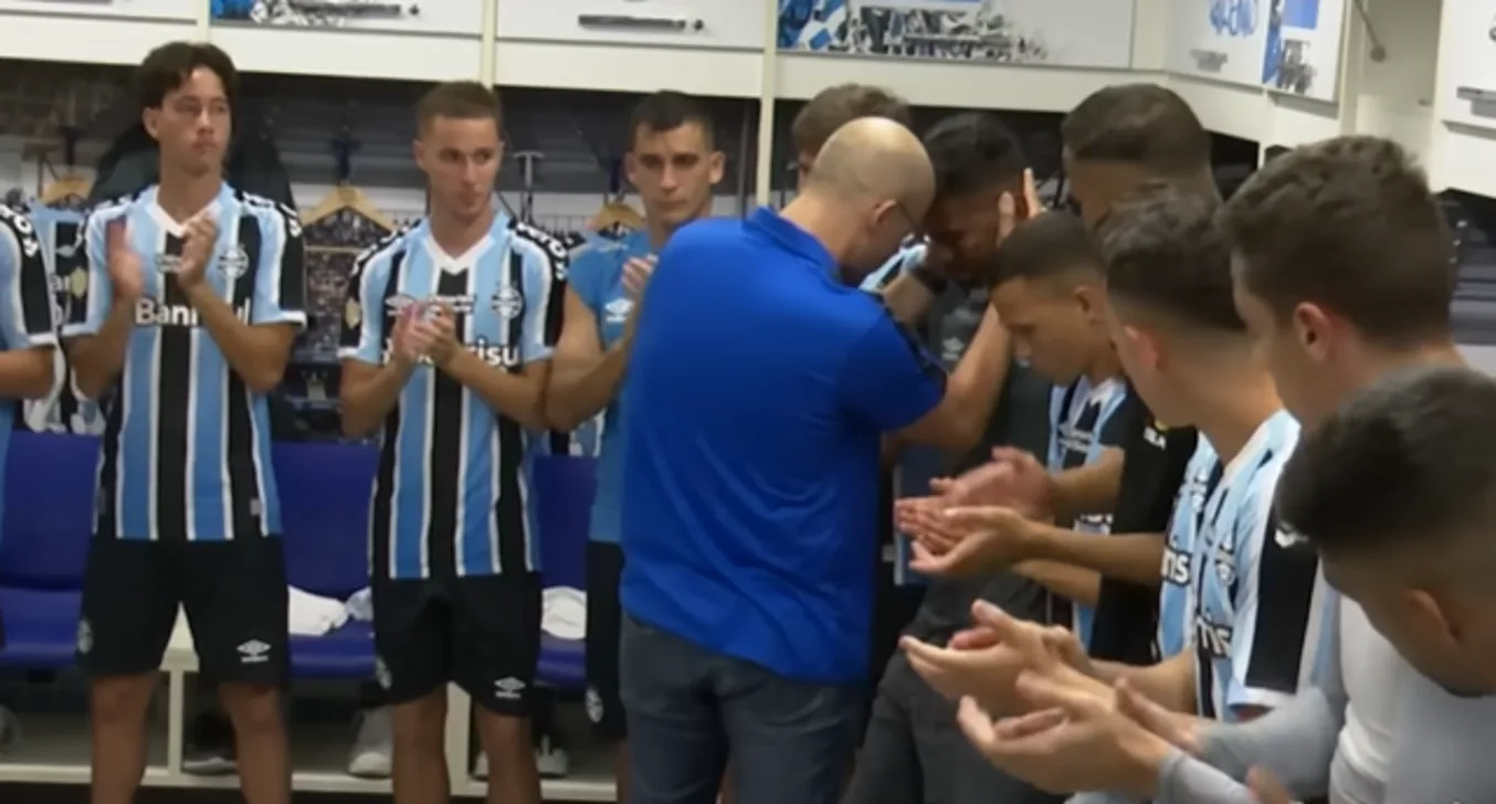 Discurso de dirigente do Grêmio faz Thiago Santos chorar e jogadores aplaudirem; assista Fluminense