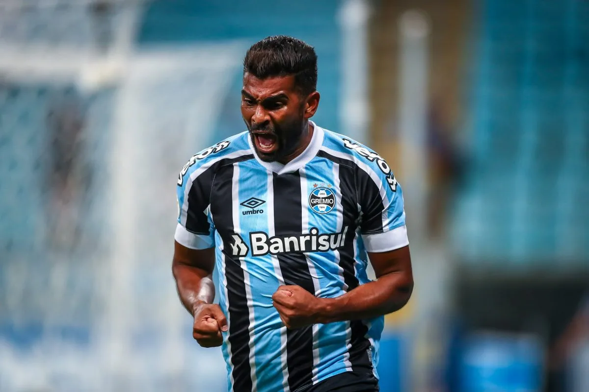 Dirigente do Grêmio sugeriu no vestiário que a classificação fosse dedicada a Thiago Santos Thiago Santos