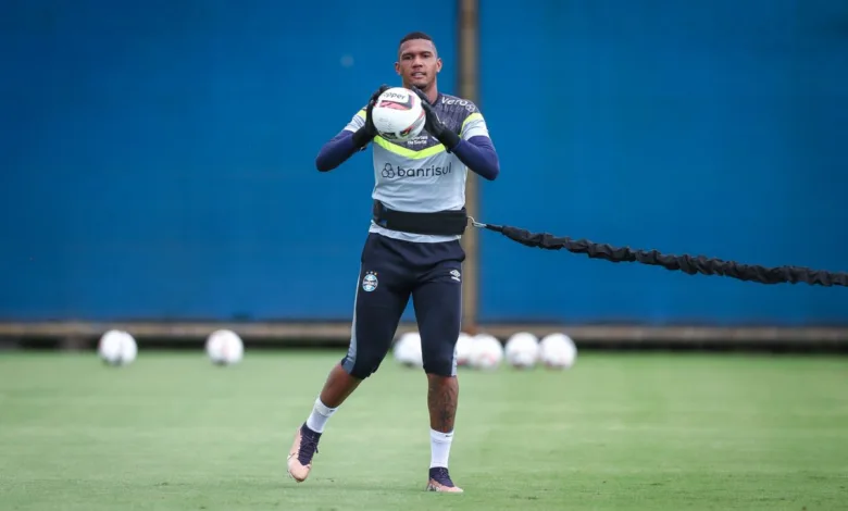 Após superar polêmicas, Adriel chega novamente atrasado em treino do Grêmio; saiba motivo Adriel fora mais uma vez no Grêmio
