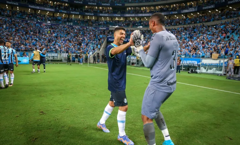 Dirigente do Grêmio faz comparação com Suárez e diz que Adriel "não mudou" após ser multado Grêmio