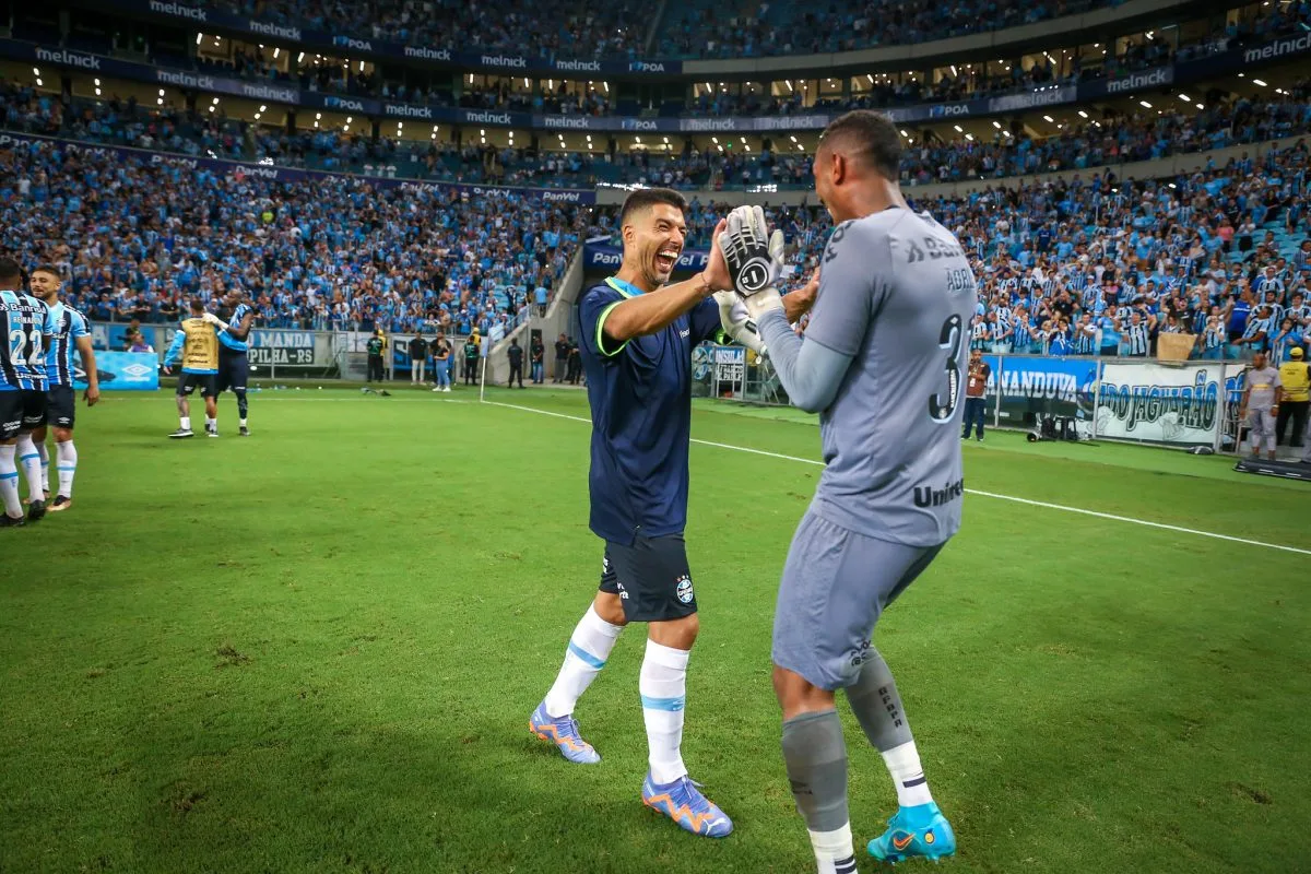 Dirigente do Grêmio faz comparação com Suárez e diz que Adriel "não mudou" após ser multado Grêmio