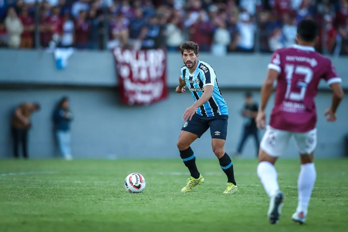 Elogiado por Renato, Lucas Silva se manifesta na web após novamente ser titular do Grêmio Lucas Silva