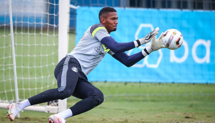 Goleiro Adriel em treino no Grêmio