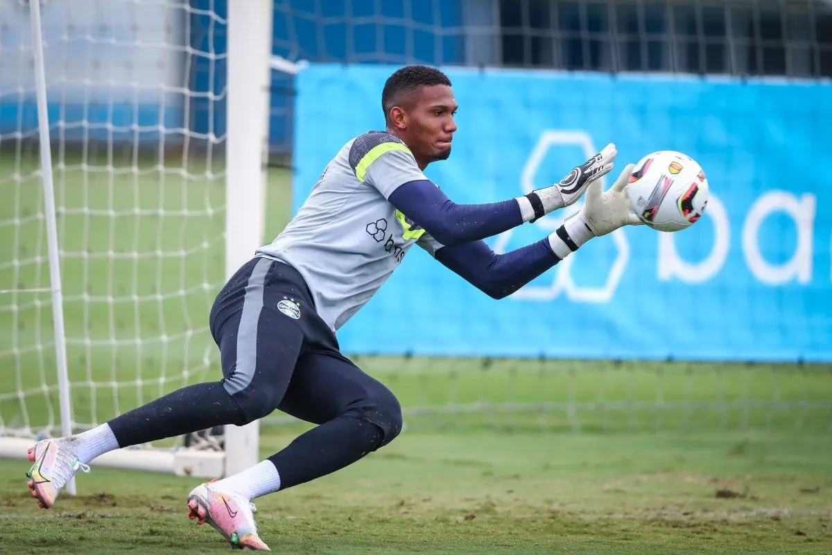 Saiba até quando vai o contrato de Adriel e qual foi a frase em entrevista que ampliou a polêmica Goleiro Adriel em treino no Grêmio