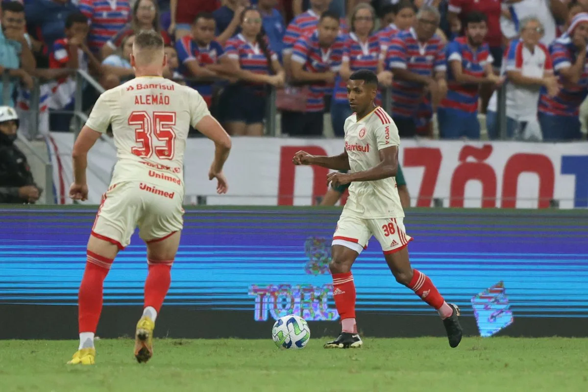 Campeão pelo Inter, Wellington Monteiro dá conselho e espera que Jean Dias tenha trajetória semelhante Jean Dias, atuando com a camisa do Inter